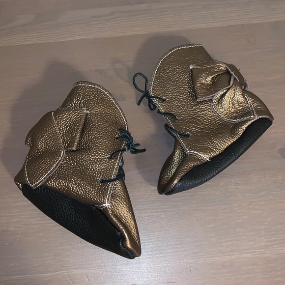 🆕 Handmade Gold and Black Pebbled Leather Booties - Toddler’s Size 5 - Picture 3 of 5